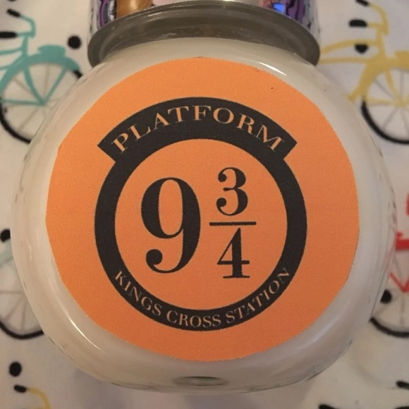 Harry Potter Bookish Candle Platform 9 3/4 - Picture 2 of 7